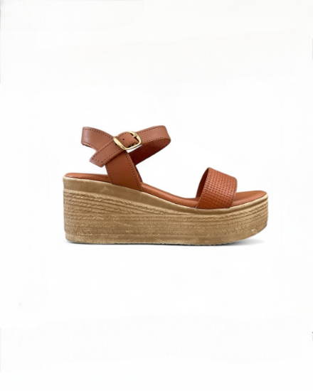 Γυναικείες πλατφόρμες πέδιλα σε ταμπά χρώμα με μπεζ σόλα με μπαρέτα στο κουντεπιέ και φάσα στα δάχτυλα πλάγια εξωτερική όψη σε λευκό φόντο.