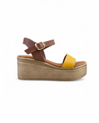 Γυναικείες πλατφόρμες πέδιλα με μπεζ σόλα με ταμπά μπαρέτα στο κουντεπιέ και κίτρινι φάσα στα δάχτυλα πλάγια εξωτερική όψη σε λευκό φόντο.