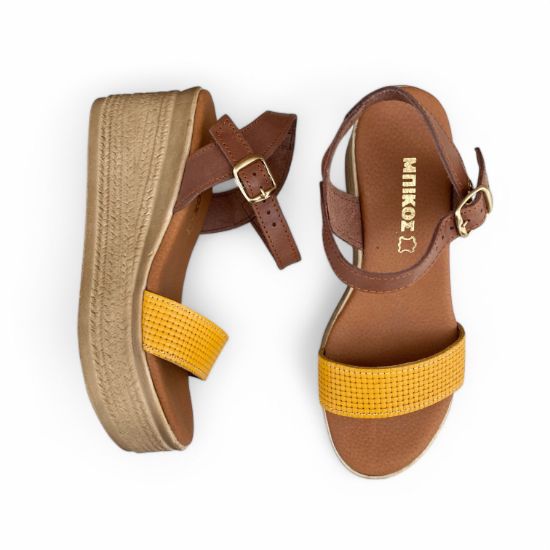 Ζευγάρι από γυναικείες πλατφόρμες πέδιλα με μπεζ σόλα με ταμπά μπαρέτα στο κουντεπιέ και κίτρινι φάσα στα δάχτυλα επάνω όψη το ένα παπούτσι πλάγια το άλλο κάθετα σε λευκό φόντο.