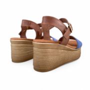 Γυναικείες πλατφόρμες πέδιλα με μπεζ σόλα με ταμπά μπαρέτα στο κουντεπιέ και μπλε φάσα στα δάχτυλα πίσω όψη σε λευκό φόντο.