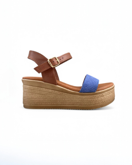 Γυναικείες πλατφόρμες πέδιλα με μπεζ σόλα με ταμπά μπαρέτα στο κουντεπιέ και μπλε φάσα στα δάχτυλα πλάγια εξωτερική όψη σε λευκό φόντο.	