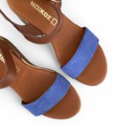 Γυναικείες πλατφόρμες πέδιλα με μπεζ σόλα με ταμπά μπαρέτα στο κουντεπιέ και μπλε φάσα στα δάχτυλα επάνω όψη σε λευκό φόντο.