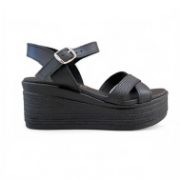 Γυναικείες πλατφόρμες πέδιλα με μαύρη σόλα και μαύρα χιαστί λουριά στα δάχτυλα και μαύρη μπαρέτα στο κουντεπιέ πλάγια εξωτερική όψη σε λευκό φόντο.