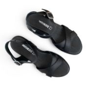 Γυναικείες πλατφόρμες πέδιλα με μαύρη σόλα και μαύρα χιαστί λουριά στα δάχτυλα και μαύρη μπαρέτα στο κουντεπιέ επάνω όψη σε λευκό φόντο.