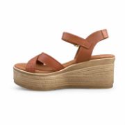 Γυναικείες πλατφόρμες πέδιλα με μπεζ σόλα και ταμπά χιαστί λουριά στα δάχτυλα και ταμπά μπαρέτα στο κουντεπιέ πλάγια εσωτερική όψη σε λευκό φόντο.