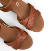 Γυναικείες πλατφόρμες πέδιλα με μπεζ σόλα και ταμπά χιαστί λουριά στα δάχτυλα και ταμπά μπαρέτα στο κουντεπιέ επάνω όψη σε λευκό φόντο.