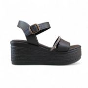 Γυναικείες πλατφόρμες πέδιλο με μαύρη σόλα, μαύρη μπαρέτα στο κουντεπιέ και μαύρη φάσα και λεπτό λουράκι από στρας στα δάχτυλα πλάγια εξωτερική όψη σε λευκό φόντο.