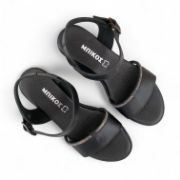 Γυναικείες πλατφόρμες πέδιλο με μαύρη σόλα, μαύρη μπαρέτα στο κουντεπιέ και μαύρη φάσα και λεπτό λουράκι από στρας στα δάχτυλα επάνω όψη σε λευκό φόντο.