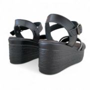 Γυναικείες πλατφόρμες πέδιλο με μαύρη σόλα, μαύρη μπαρέτα στο κουντεπιέ και μαύρη φάσα και λεπτό λουράκι από στρας στα δάχτυλα πίσω όψη σε λευκό φόντο.