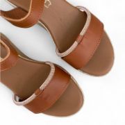 Γυναικείες πλατφόρμες πέδιλο με μπεζ σόλα, ταμπά μπαρέτα στο κουντεπιέ και ταμπά φάσα και λεπτό λουράκι από στρας στα δάχτυλα επάνω όψη σε λευκό φόντο.