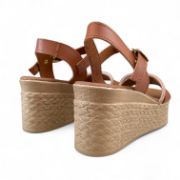 Γυναικείες πλατφόρμες πέδιλο με μπεζ σόλα, ταμπά μπαρέτα στο κουντεπιέ και ταμπά φάσα και λεπτό λουράκι από στρας στα δάχτυλα πίσω όψη σε λευκό φόντο.