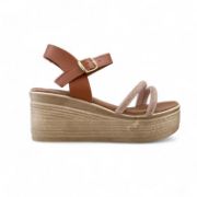 Γυναικείες δερμάτινες πλατφόρμες πέδιλα με μπεζ σόλα ταμπά μπαρέτα στο κουντεπιέ και δυο λουράκια στα δάχτυλα πλάγια εξωτερική όψη σε λευκό φόντο.