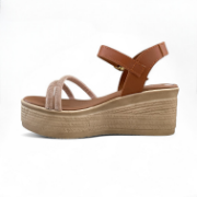 Γυναικείες δερμάτινες πλατφόρμες πέδιλα με μπεζ σόλα ταμπά μπαρέτα στο κουντεπιέ και δυο λουράκια στα δάχτυλα πλάγια εσωτερική όψη σε λευκό φόντο.