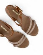 Γυναικείες δερμάτινες πλατφόρμες πέδιλα με μπεζ σόλα ταμπά μπαρέτα στο κουντεπιέ και δυο λουράκια στα δάχτυλα επάνω όψη σε λευκό φόντο.