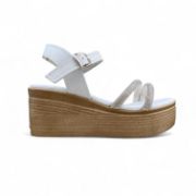 Γυναικείες πλατφόρμες πέδιλα με μπεζ σόλα και λευκή μπαρέτα στο κουντεπιέ και δυο λουράκια με στρτας στα δάχτυλα πλάγια εξωτερική όψη σε λευκό φόντο.