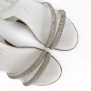 Γυναικείες πλατφόρμες πέδιλα με μπεζ σόλα και λευκή μπαρέτα στο κουντεπιέ και δυο λουράκια με στρτας στα δάχτυλα επάνω όψη σε λευκό φόντο.