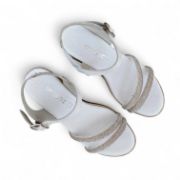 Γυναικείες πλατφόρμες πέδιλα με μπεζ σόλα και λευκή μπαρέτα στο κουντεπιέ και δυο λουράκια με στρτας στα δάχτυλα επάνω όψη σε λευκό φόντο.