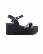 Γυναικείες πλατφόρμες πέδιλα με μαύρη σόλα, μαύρη μπαρέτα στο κουντεπιέ και δύο λουράκια με στρας στα δάχτυλα πλάγια εξωτερική όψη σε λευκό φόντο.