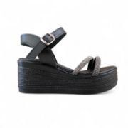 Γυναικείες πλατφόρμες πέδιλα με μαύρη σόλα, μαύρη μπαρέτα στο κουντεπιέ και δύο λουράκια με στρας στα δάχτυλα πλάγια εξωτερική όψη σε λευκό φόντο.