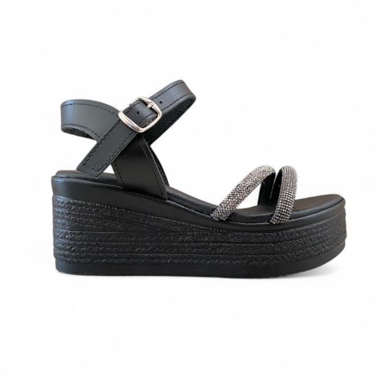 Γυναικείες πλατφόρμες πέδιλα με μαύρη σόλα, μαύρη μπαρέτα στο κουντεπιέ και δύο λουράκια με στρας στα δάχτυλα πλάγια εξωτερική όψη σε λευκό φόντο.