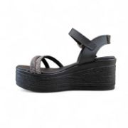 Γυναικείες πλατφόρμες πέδιλα με μαύρη σόλα, μαύρη μπαρέτα στο κουντεπιέ και δύο λουράκια με στρας στα δάχτυλα πλάγια εσωτερική όψη σε λευκό φόντο.