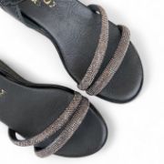 Γυναικείες πλατφόρμες πέδιλα με μαύρη σόλα, μαύρη μπαρέτα στο κουντεπιέ και δύο λουράκια με στρας στα δάχτυλα επάνω όψη σε λευκό φόντο.