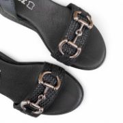 Γυναικείες πλατφόρμες πέδιλα με μαύρη σόλα, μαύρη μπαρέτα στο κουντεπιέ και φάσα στα δάχτυλα με λεπτομέρειες από ψάθα και μεταλλικό ασημί διακοσμητικό επάνω όψη σε λευκό φόντο.