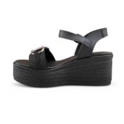 Γυναικείες πλατφόρμες πέδιλα με μαύρη σόλα, μαύρη μπαρέτα στο κουντεπιέ και φάσα στα δάχτυλα με λεπτομέρειες από ψάθα και μεταλλικό ασημί διακοσμητικό πλάγια εσωτερική όψη σε λευκό φόντο.