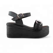 Γυναικείες πλατφόρμες πέδιλα με μαύρη σόλα, μαύρη μπαρέτα στο κουντεπιέ και φάσα στα δάχτυλα με λεπτομέρειες από ψάθα και μεταλλικό ασημί διακοσμητικό πλάγια εξωτερική όψη σε λευκό φόντο.