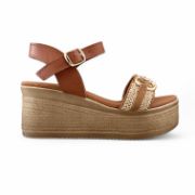 Γυναικείες πλατφόρμες πέδιλα με μπεζ σόλα, ταμπά μπαρέτα στο κουντεπιέ και φάσα στα δάχτυλα με λεπτομέρειες από ψάθα και μεταλλικό χρυσό διακοσμητικό πλάγια εξωτερική όψη σε λευκό φόντο.