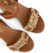 Γυναικείες πλατφόρμες πέδιλα με μπεζ σόλα, ταμπά μπαρέτα στο κουντεπιέ και φάσα στα δάχτυλα με λεπτομέρειες από ψάθα και μεταλλικό χρυσό διακοσμητικό επάνω όψη σε λευκό φόντο.