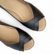 Εικόνα της Πέδιλα δερμάτινα με κοντό τακούνι