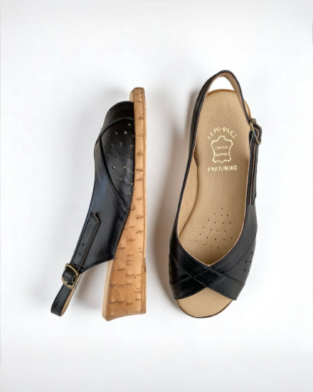 Εικόνα της Πέδιλα δερμάτινα με κοντό τακούνι