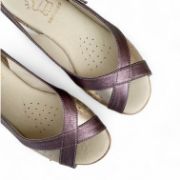 Εικόνα της Πέδιλα δερμάτινα με κοντό τακούνι