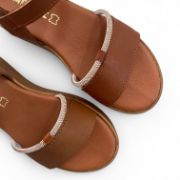 Εικόνα της Σανδάλια δερμάτινα flatform με φαρδιά φάσα και στρας