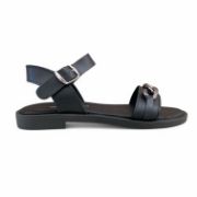 Γυναικεία σανδάλια με μαύρη σόλα, μαύρη φάσα με ασημί αλυσίδα στα δάχτυλα και μύρη μπαρέτα στο κουντεπιέ πλάγια εξωτερική όψη σε λευκό φόντο.