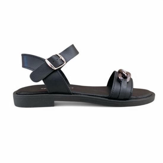 Γυναικεία σανδάλια με μαύρη σόλα, μαύρη φάσα με ασημί αλυσίδα στα δάχτυλα και μύρη μπαρέτα στο κουντεπιέ πλάγια εξωτερική όψη σε λευκό φόντο.