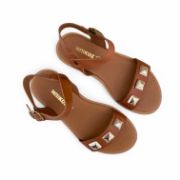 Γυναικεία σανδάλια με μπεζ σόλα, ταμπά φάσα με χρυσά τρουκς στα δάχτυλα και ταμπά μπαρέτα στο κουντεπιέ επάνω όψη σε λευκό φόντο.