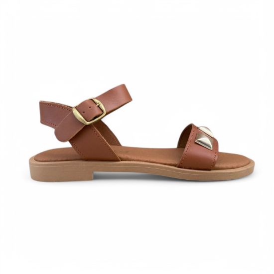 Γυναικεία σανδάλια με μπεζ σόλα, ταμπά φάσα με χρυσά τρουκς  στα δάχτυλα και ταμπά μπαρέτα στο κουντεπιέ πλάγια εξωτερική όψη σε λευκό φόντο.