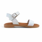 Γυναικεία σανδάλια με μπεζ σόλα, λευκή φάσα στα δάχτυλα κια λευκή μπαρέτα στο κουντεπιέ πλάγια εξωτερική όψη σε λευκό φόντο.