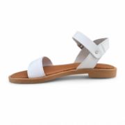 Γυναικεία σανδάλια με μπεζ σόλα, λευκή φάσα στα δάχτυλα κια λευκή μπαρέτα στο κουντεπιέ πλάγια εσωτερική όψη σε λευκό φόντο.