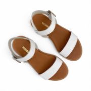 Γυναικεία σανδάλια με μπεζ σόλα, λευκή φάσα στα δάχτυλα κια λευκή μπαρέτα στο κουντεπιέ επάνω όψη σε λευκό φόντο.