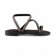 Γυναικεία σανδάλια με μαύρη σόλα και λουράκια από σκούρο ασημί  στρας γυρω από τον αστράγαλο, λοξά στο κουντεπιέ και toe ring  πλάγια εξωτερική όψη σε λευκό φόντο.