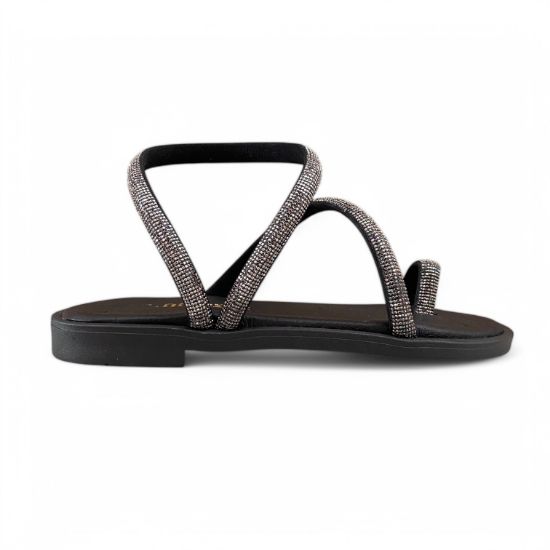 Γυναικεία σανδάλια με μαύρη σόλα και λουράκια από σκούρο ασημί  στρας γυρω από τον αστράγαλο, λοξά στο κουντεπιέ και toe ring  πλάγια εξωτερική όψη σε λευκό φόντο.