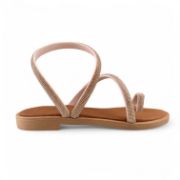 Γυναικεία σανδάλια με μπεζ σόλα και λουράκια από ροζ χρυσό στρας γυρω από τον αστράγαλο, λοξά στο κουντεπιέ και toe ring πλάγια εξωτερική όψη σε λευκό φόντο.