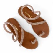 Γυναικεία σανδάλια με μπεζ σόλα και λουράκια από ροζ χρυσό στρας γυρω από τον αστράγαλο, λοξά στο κουντεπιέ και toe ring επάνω όψη σε λευκό φόντο.