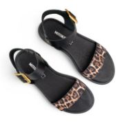 Γυναικεία σανδάλια με μαύρη σόλα, μαύρη μπαρέτα στο κουντεπιέ με χρυσή αγκράφα και φάσα σε λεοπάρ print επάνω όψη σε λευκό φόντο.