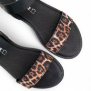 Γυναικεία σανδάλια με μαύρη σόλα, μαύρη μπαρέτα στο κουντεπιέ με χρυσή αγκράφα και φάσα σε λεοπάρ print επάνω όψη σε λευκό φόντο.