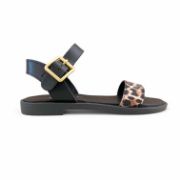Γυναικεία σανδάλια με μαύρη σόλα, μαύρη μπαρέτα στο κουντεπιέ με χρυσή αγκράφα και φάσα σε λεοπάρ print πλάγια εξωτερική όψη σε λευκό φόντο.