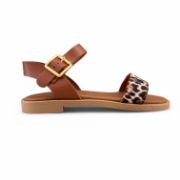 Γυναικεία σανδάλια με μπεζ σόλα, τμπά μπαρέτα στο κουντεπιέ με χρυσή αγκράφα και φάσα σε λεοπάρ print πλάγια εξωτερική όψη σε λευκό φόντο.